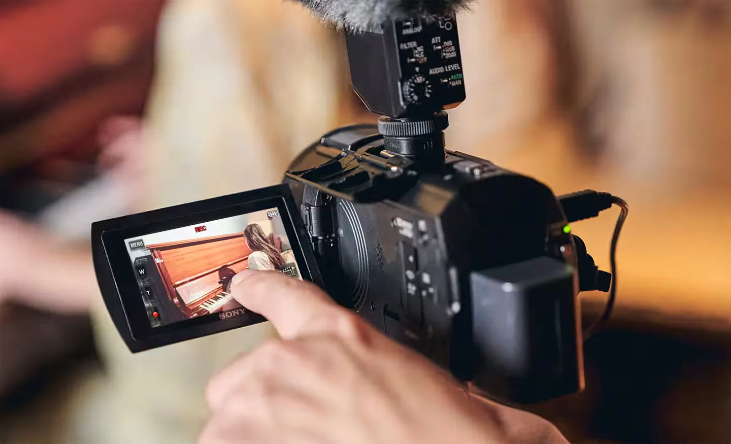 Sony Handycam FDR-AX43A quay phim 4K, zoom quang 20X và chống rung khi di chuyển